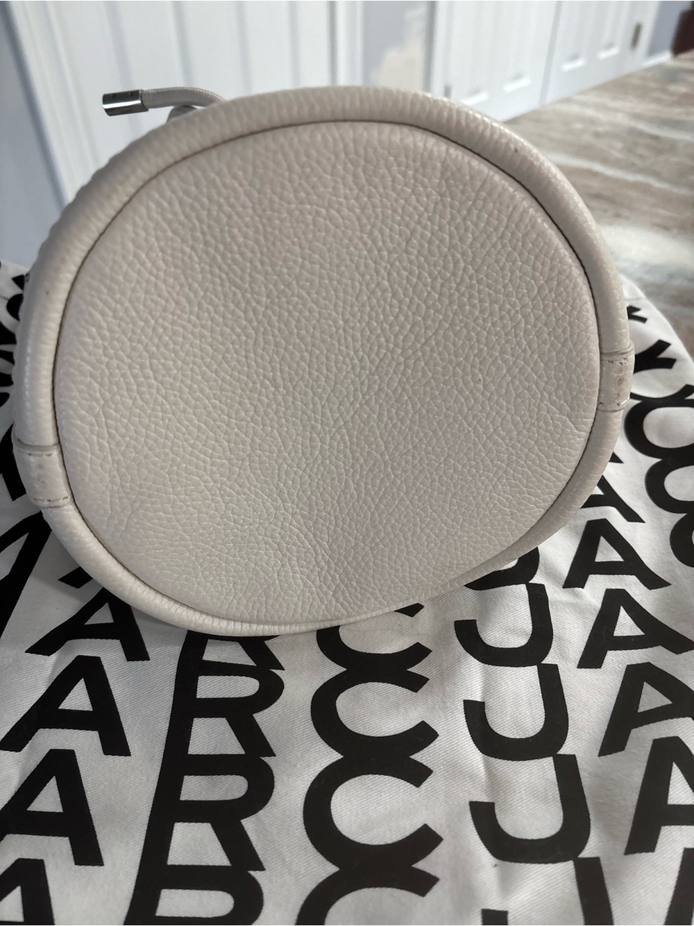 Marc Jacobs Cream Pebbled Leather Drawstring Bucket Bag - Picture 5 of 6